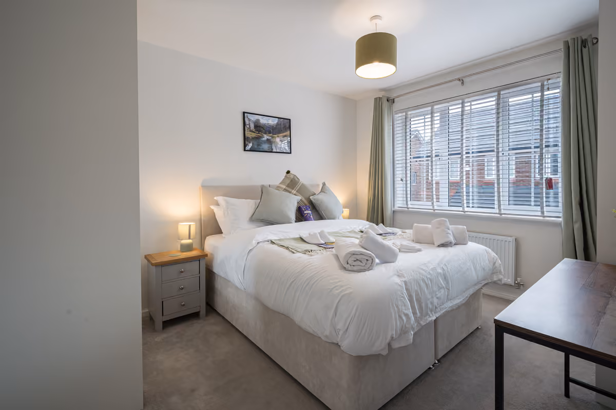Double bedroom with desk workspace